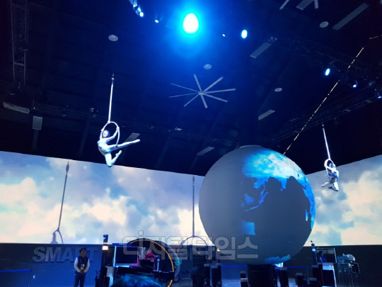 22일 강원도 평창 올림픽 플라자 내 한국전력공사 홍보관 1층 중앙무대에서 무용수들이 플라잉 퍼포먼스를 선보이고 있다. 사진=DT문혜원 기자